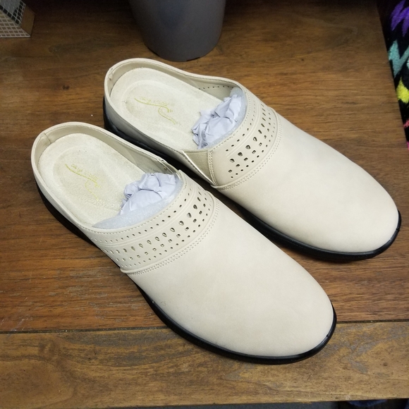 Women's Cream Slip-On Shoes - Picture 3 of 4